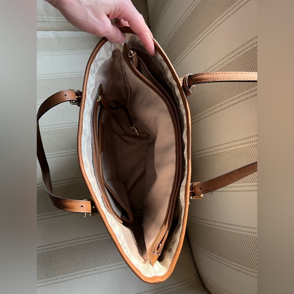 Michael Kors Large Snap Pocket Tote - Picture 4 of 6